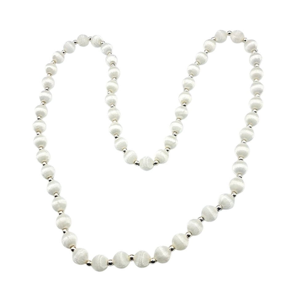 Elegant White Pearl Necklace with Lustrous Finish